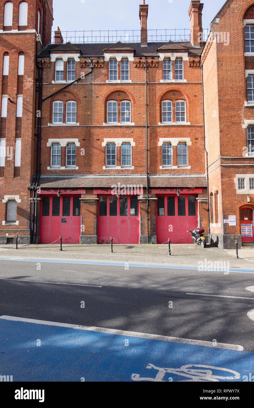 Il vecchio rosso-rovinato Southwark la stazione dei vigili del fuoco (ex sede di Londra per i vigili del fuoco a Southwark Bridge Road, London, Regno Unito Foto Stock