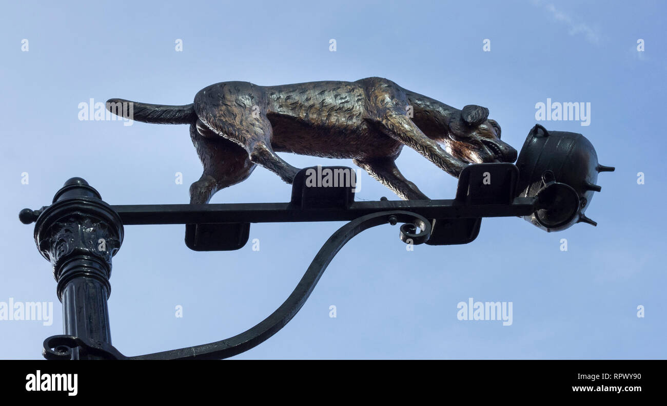 Michael pittore della Charles Dickens cane e pot scultura su Blackfriars Road, London, Regno Unito Foto Stock