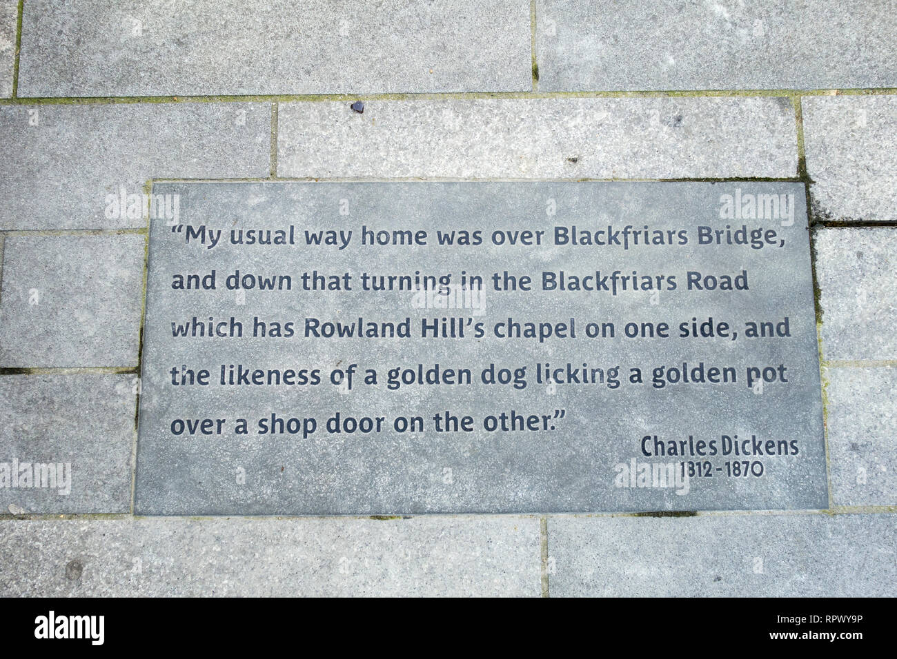 Una placca commemmorating Charles Dickens cane e pot scultura su Blackfriars Road, London, Regno Unito Foto Stock