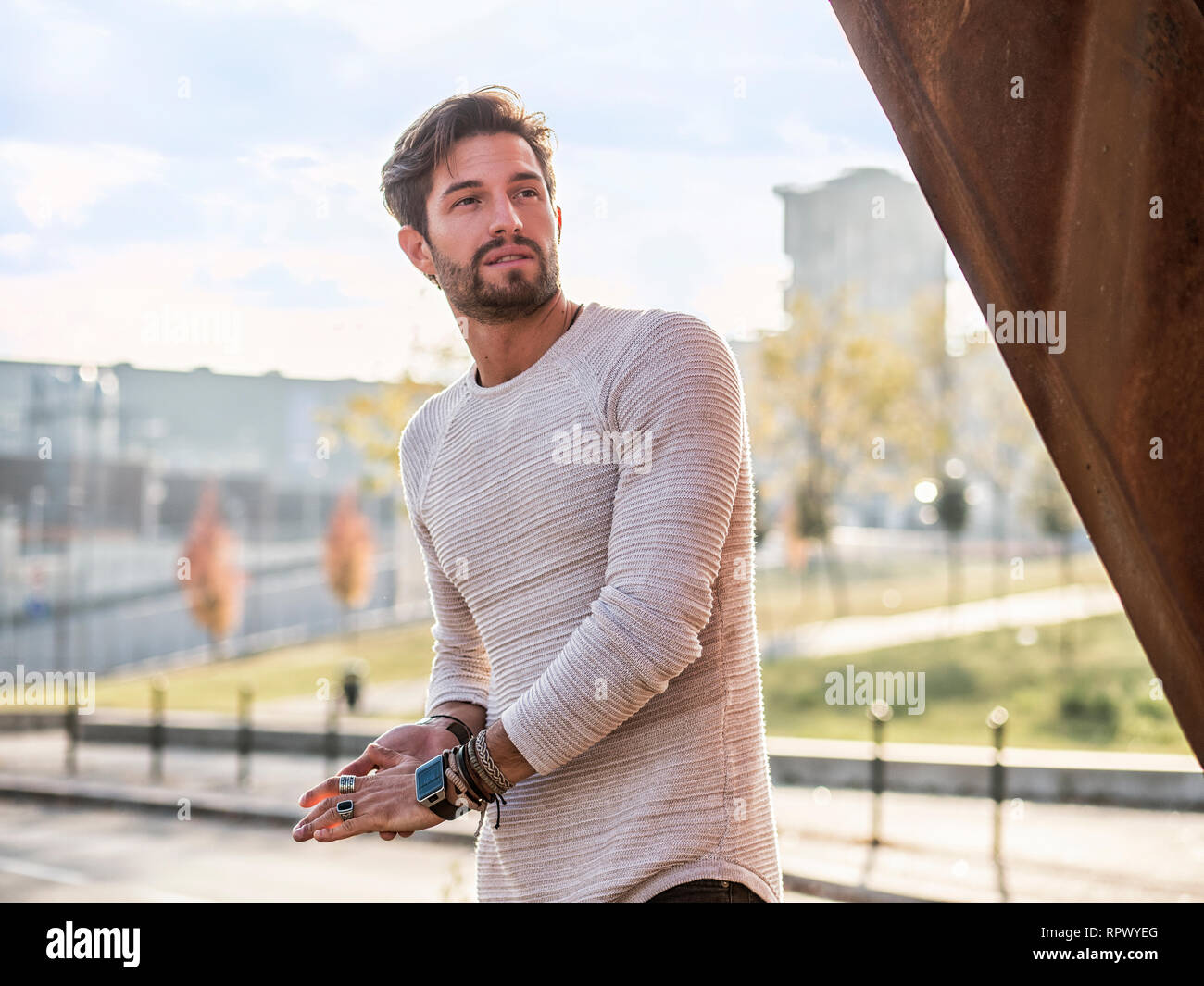 Un bel giovane uomo in impostazione della città Foto Stock
