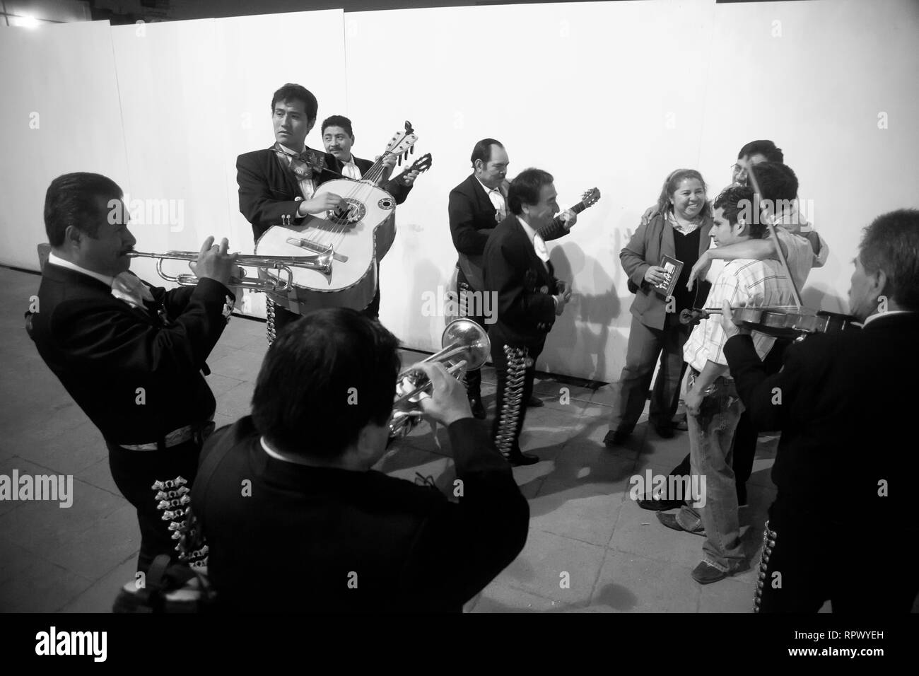 Mariachi musicisti suonano musica messicana a Piazza Garibaldi a Città