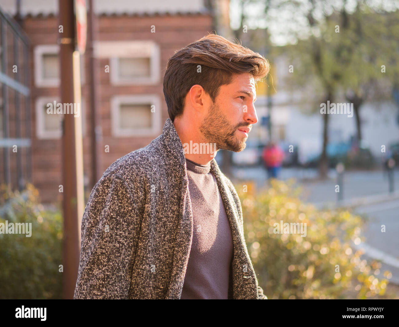 Un bel giovane uomo in impostazione della città Foto Stock