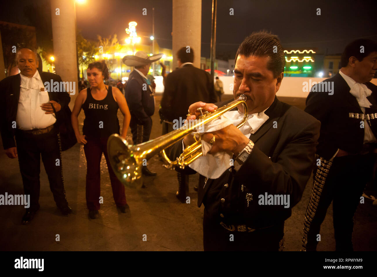 Mariachi musicisti suonano musica messicana a Piazza Garibaldi a Città del Messico. Questo è un posto dove i locali vengono per celebrare e simpatizzare con la musica. Foto Stock