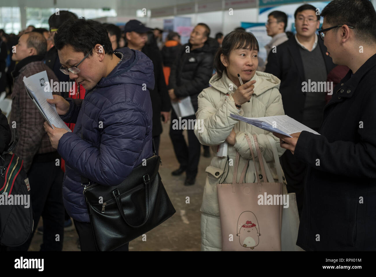 Le persone in cerca di lavoro partecipare ad una fiera del lavoro a Pechino in Cina. 23-Feb-2019 Foto Stock