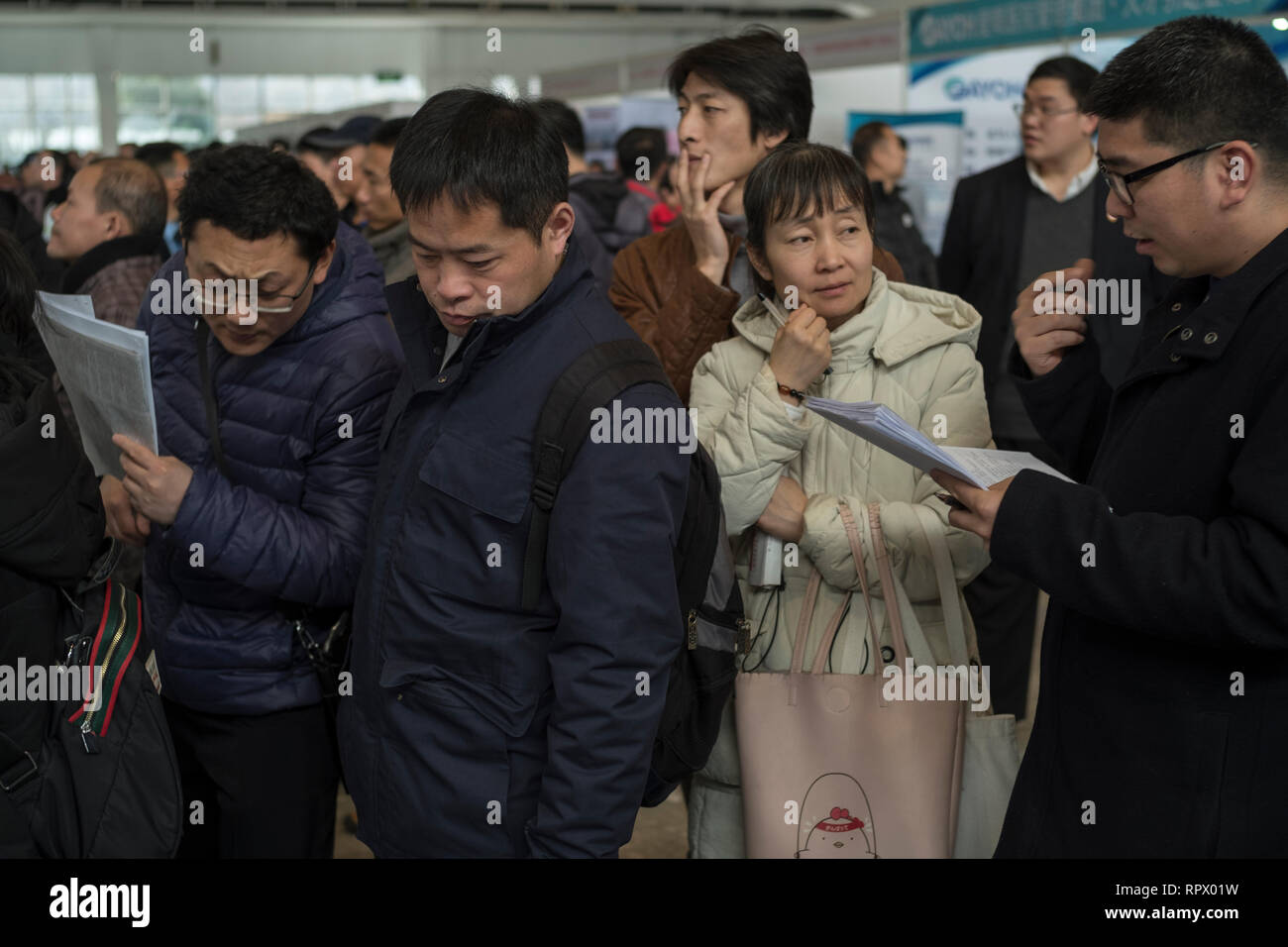 Le persone in cerca di lavoro partecipare ad una fiera del lavoro a Pechino in Cina. 23-Feb-2019 Foto Stock