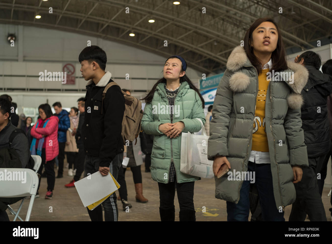 Le persone in cerca di lavoro partecipare ad una fiera del lavoro a Pechino in Cina. 23-Feb-2019 Foto Stock