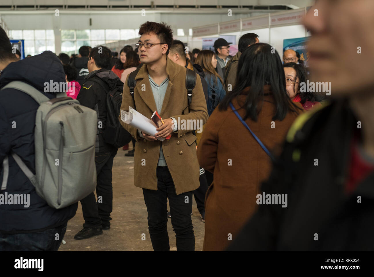 Le persone in cerca di lavoro partecipare ad una fiera del lavoro a Pechino in Cina. 23-Feb-2019 Foto Stock