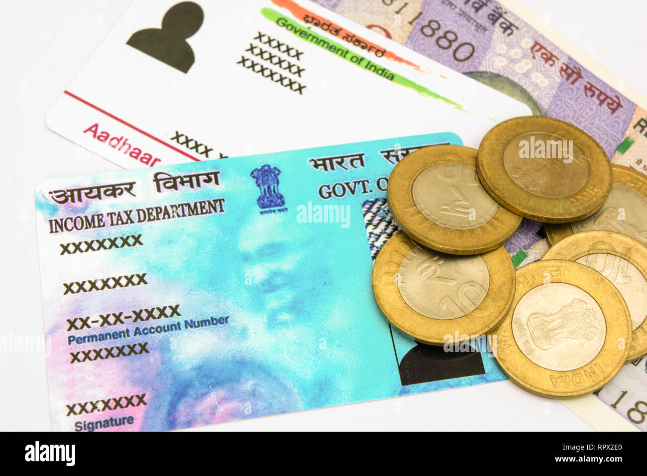 Scheda Aadhar e pan card che sono emessi dal Governo dell India come una carta di identità con la valuta indiana. Foto Stock