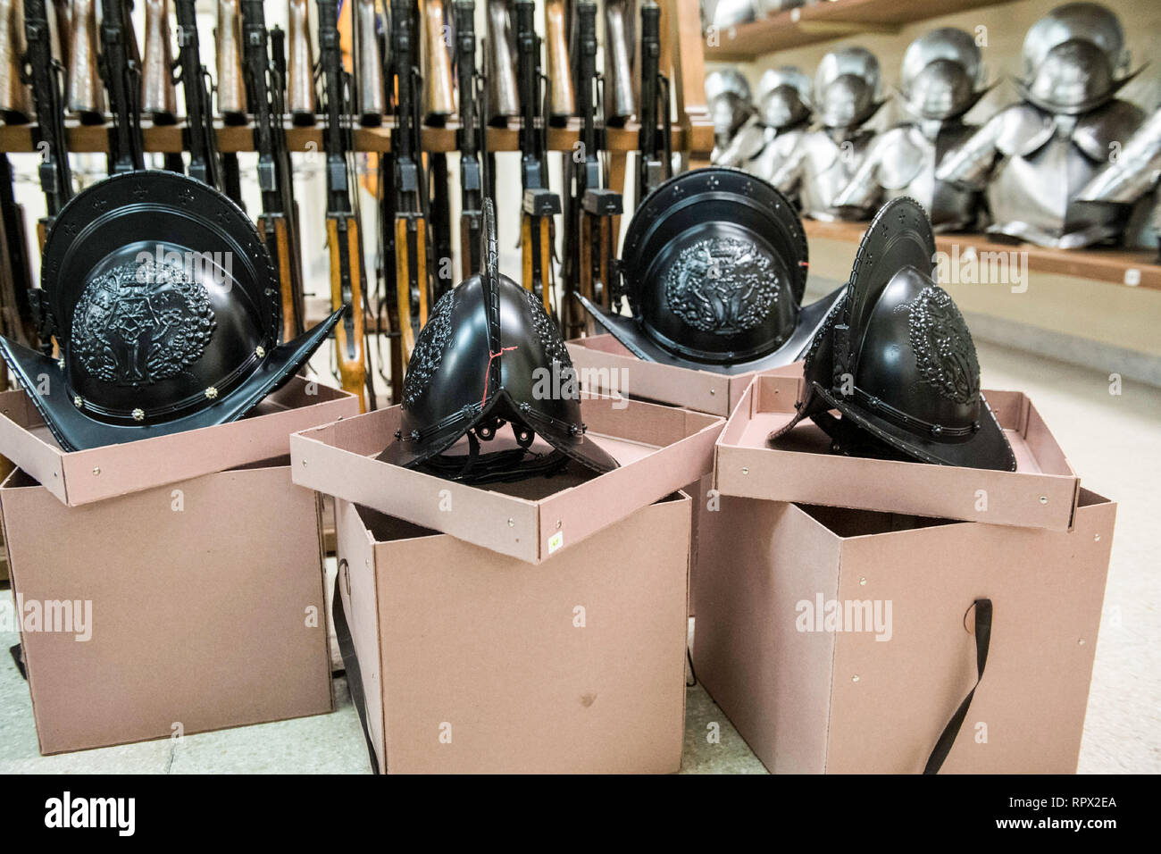 Nuovo casco della Guardia Svizzera Pontificia polimero PVC stampato usando una stampante 3D, con lo stemma di Papa Giulio II, fondatore del SPG, presso lo Swiss Trimestre in Vaticano. Dotato di: atmosfera dove: Roma, Italia Quando: 23 Gen 2019 Credit: IPA/WENN.com * * disponibile solo per la pubblicazione in UK, USA, Germania, Austria, Svizzera solo uso editoriale. Non per la vendita per il marketing o per campagne pubblicitarie** Foto Stock