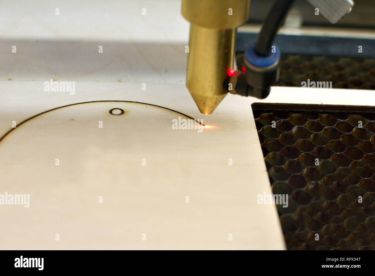 Incisore laser, laser masterizzazione su legno, taglio laser Foto stock -  Alamy