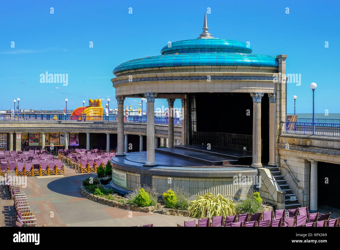 Eastbourne, Sussex, Regno Unito - 1 Agosto 2018: Art Deco Band Stand con posti a sedere. Prese su un soleggiato cielo blu nel pomeriggio in estate. Foto Stock