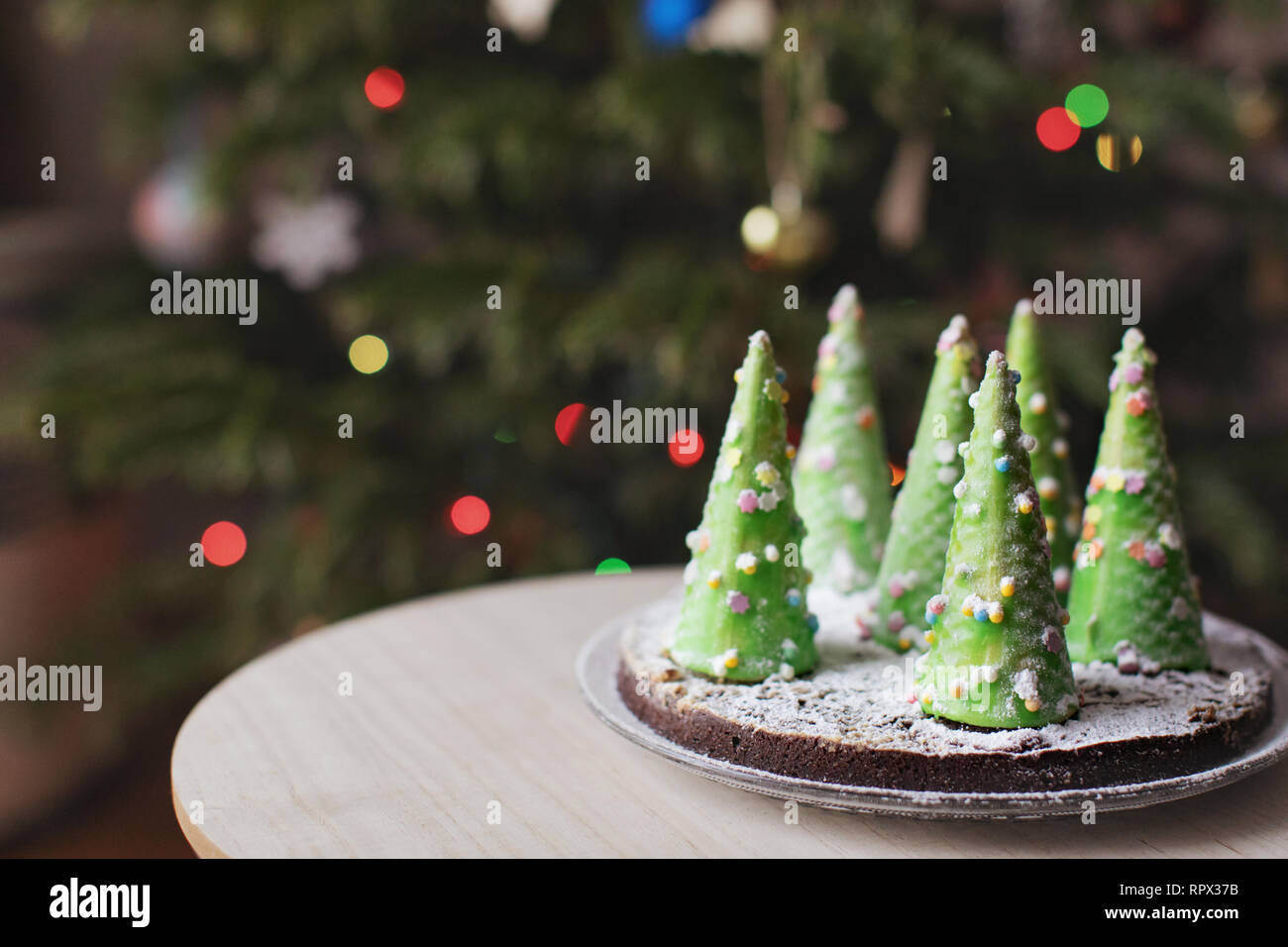Torta decorata con alberi di Natale su una tabella da un albero di Natale Foto Stock