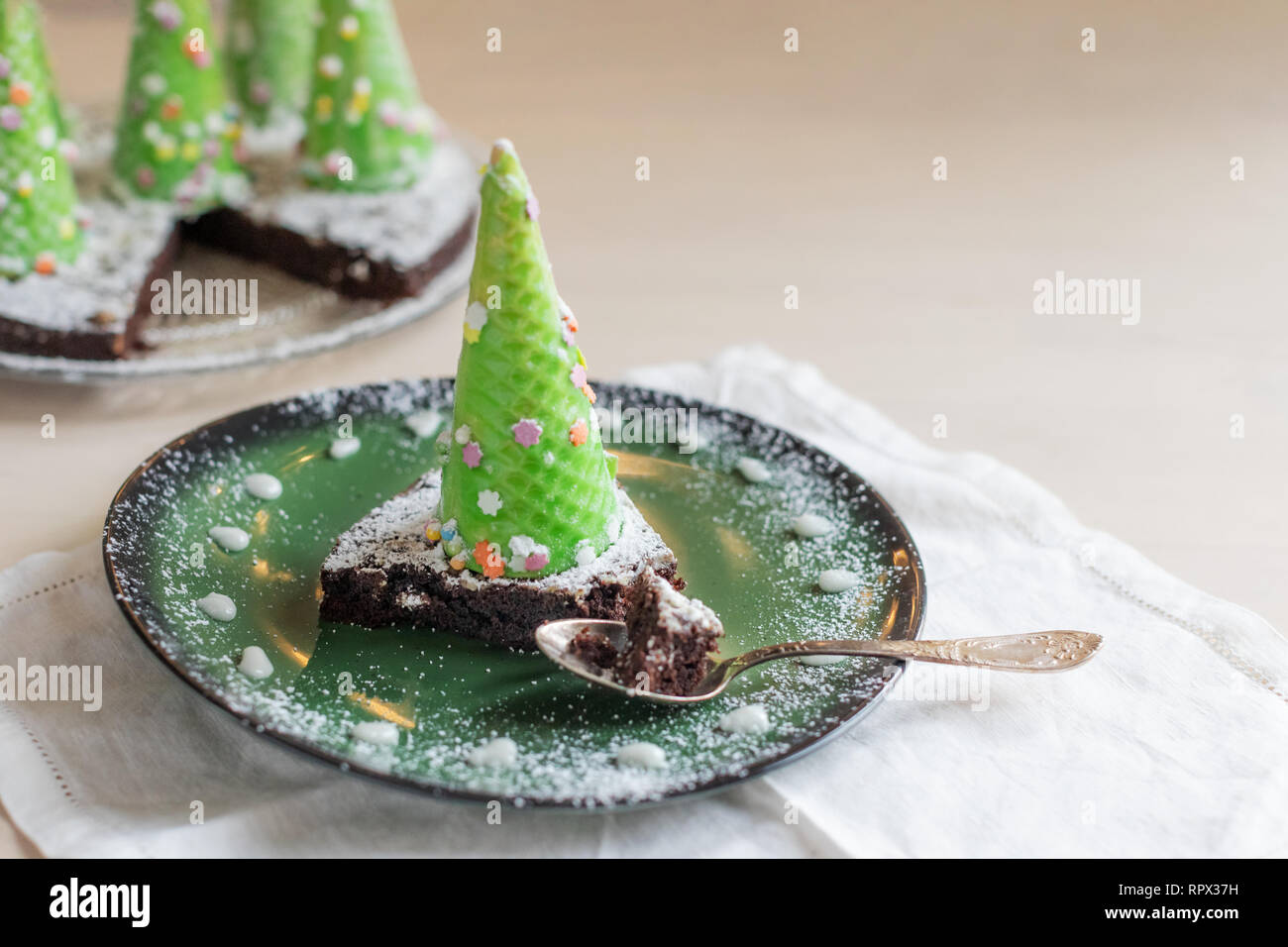 Pezzo di torta al cioccolato decorata con un albero di Natale Foto Stock