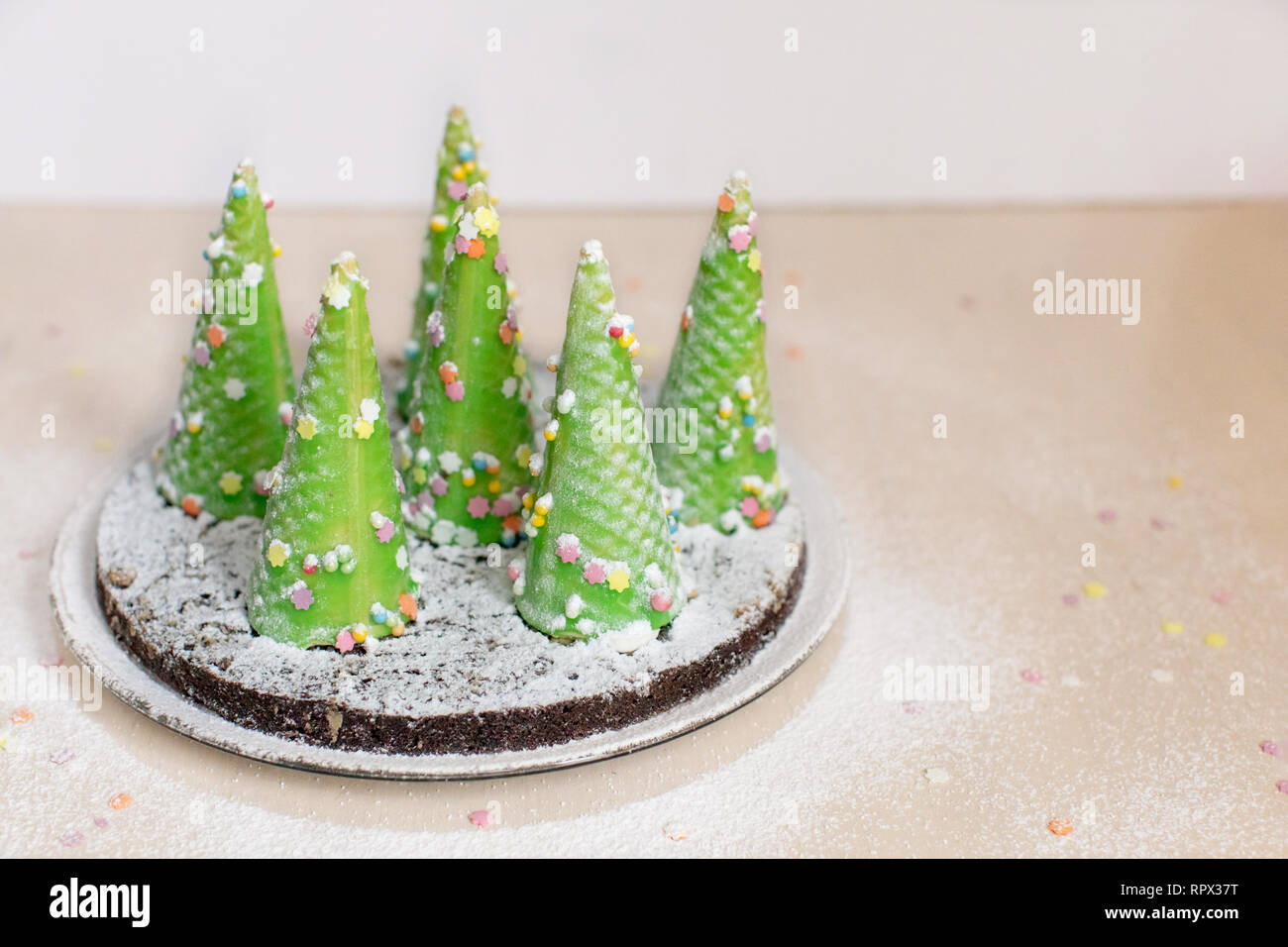 Torta decorata con alberi di Natale Foto Stock