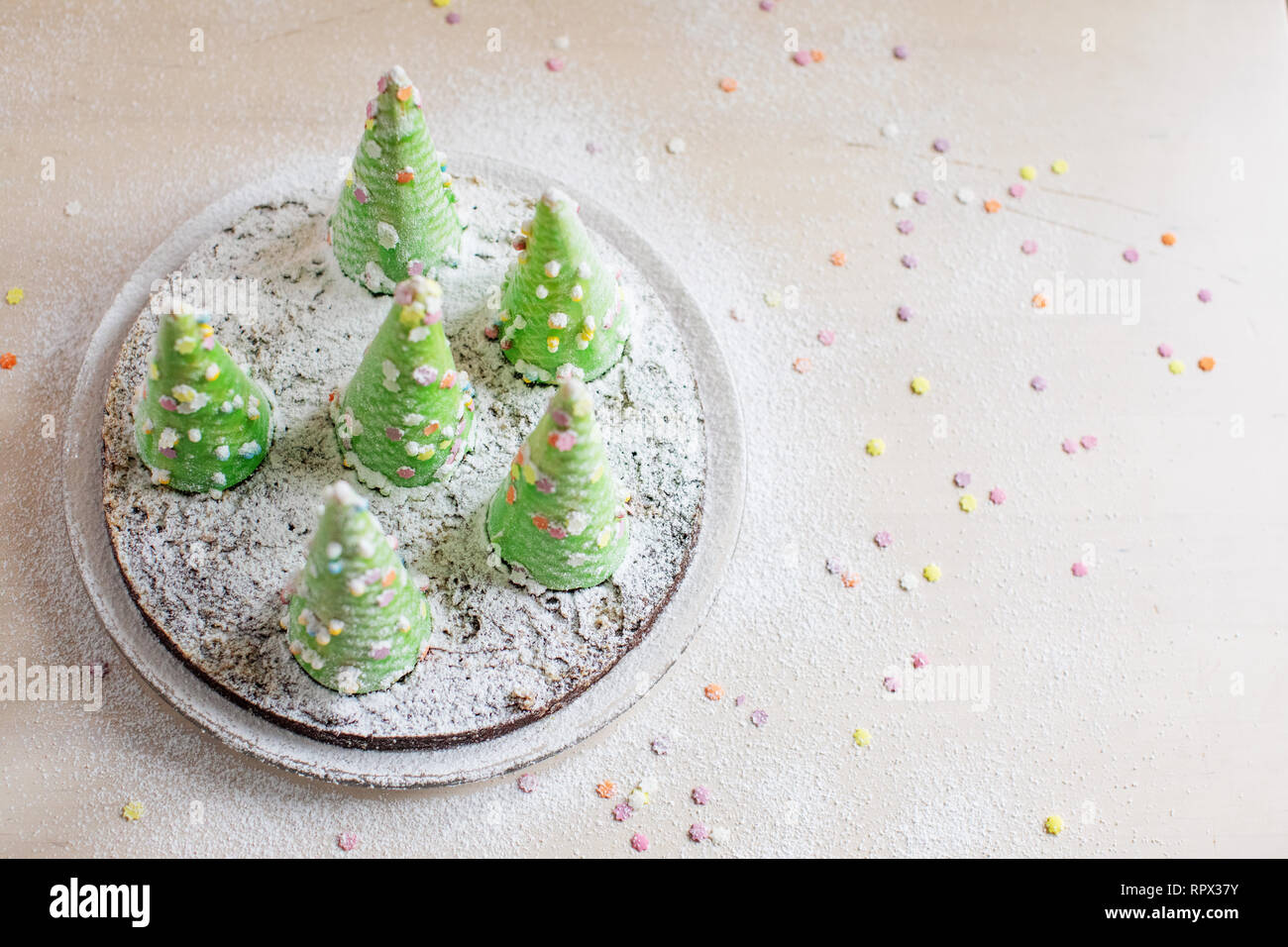 Torta decorata con alberi di Natale Foto Stock