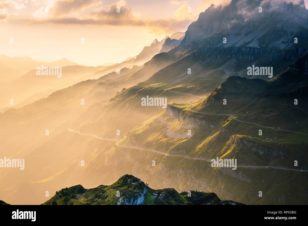 Tramonto sopra Klausen Pass, Uri, Svizzera Foto Stock
