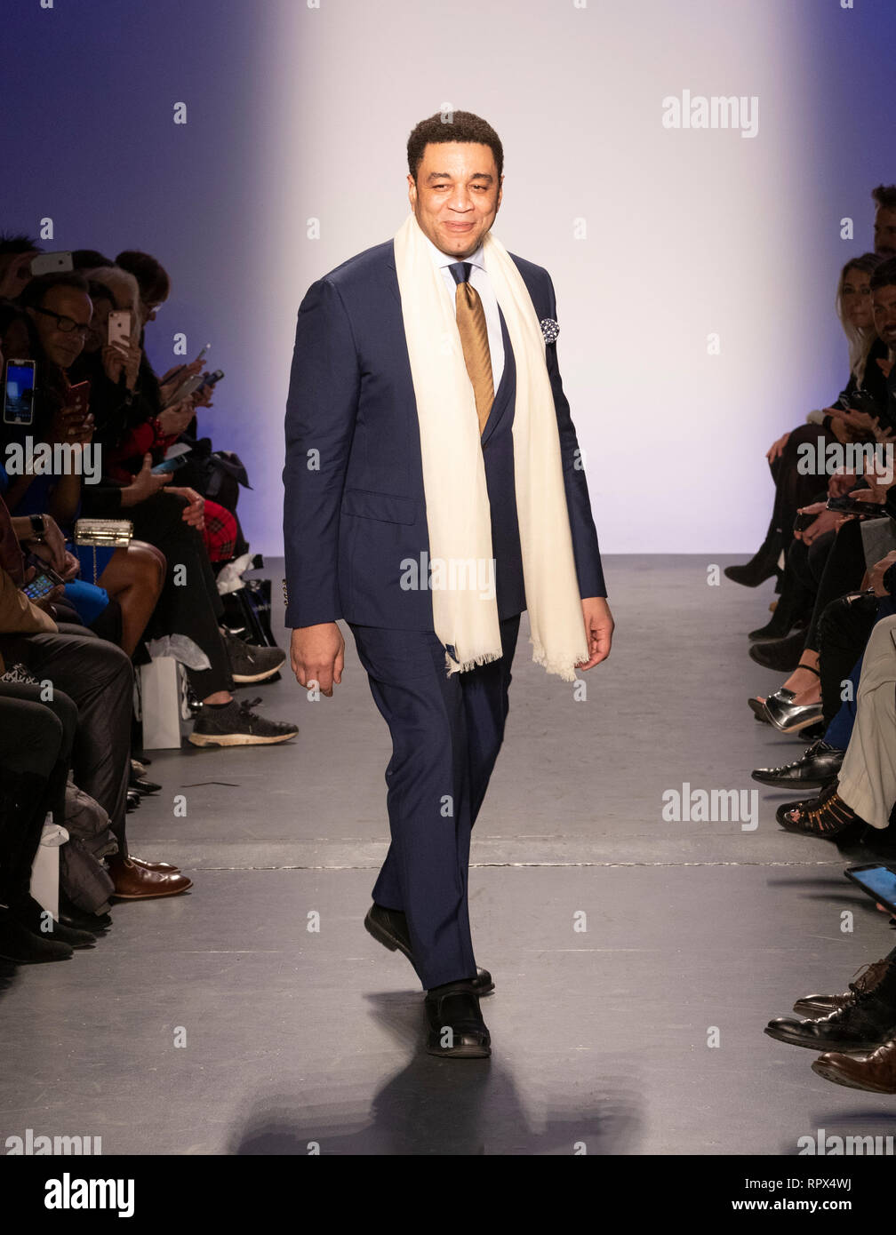 New York, NY - Febbraio 7, 2019: Harry Lennix passeggiate pista durante la terza edizione Blue Jacket Fashion Show approfittando del cancro della prostata Foundation presso il Molo 59 Foto Stock