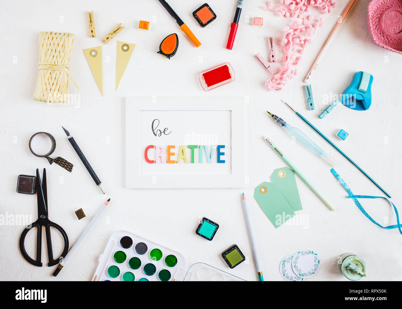 Arte e artigianato forniture che circonda un 'essere creative' card in un telaio Foto Stock