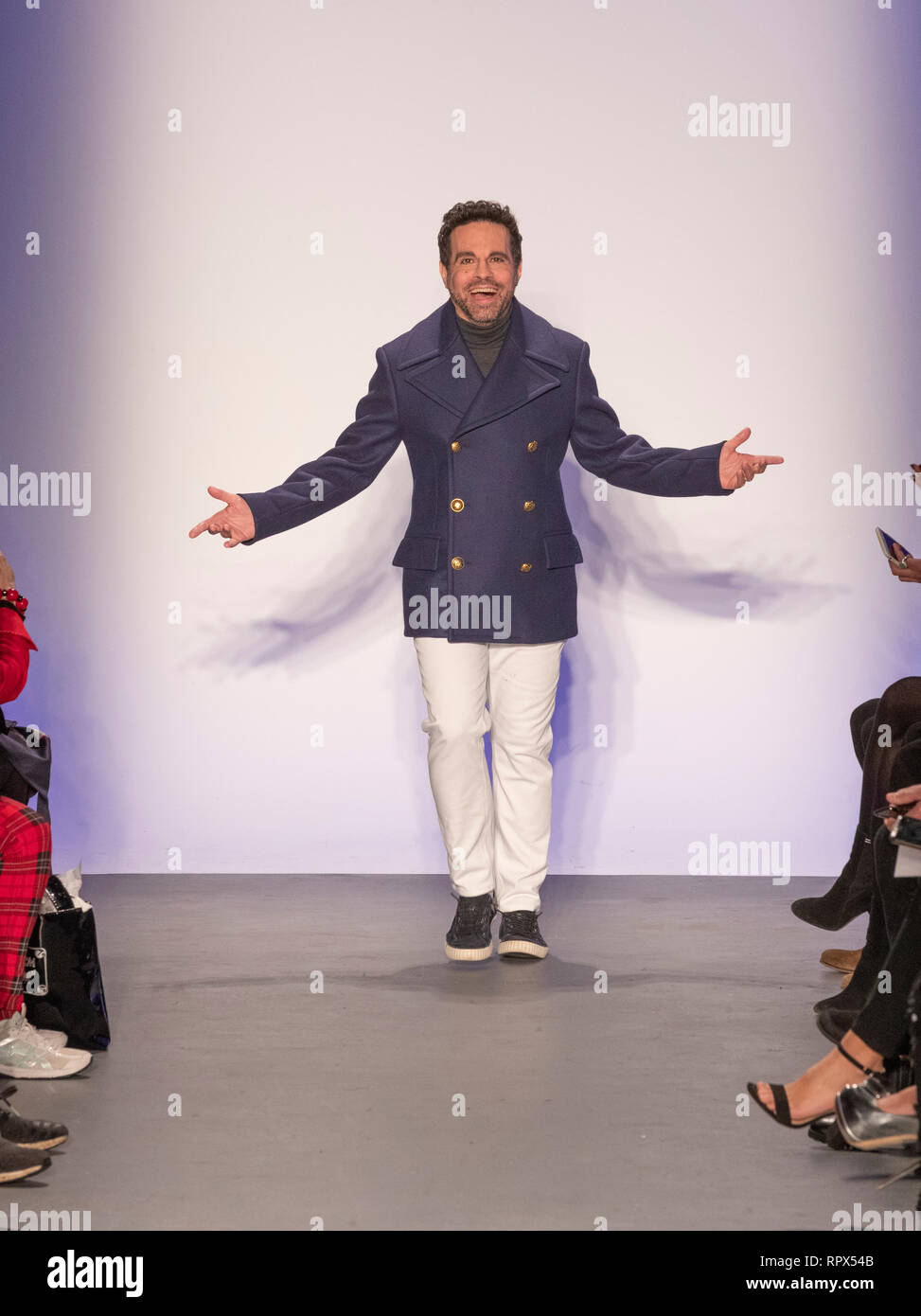 New York, NY - Febbraio 7, 2019: Mario Cantone passeggiate pista durante la terza edizione Blue Jacket Fashion Show approfittando del cancro della prostata Foundation presso il Molo 59 Foto Stock