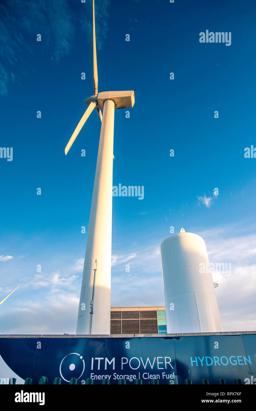 Il gas idrogeno generato in situ usando acqua e vento in eccesso di energia elettrica attraverso elettrolizzatori costruiti da ITM Power, Sheffield, Regno Unito. Foto Stock