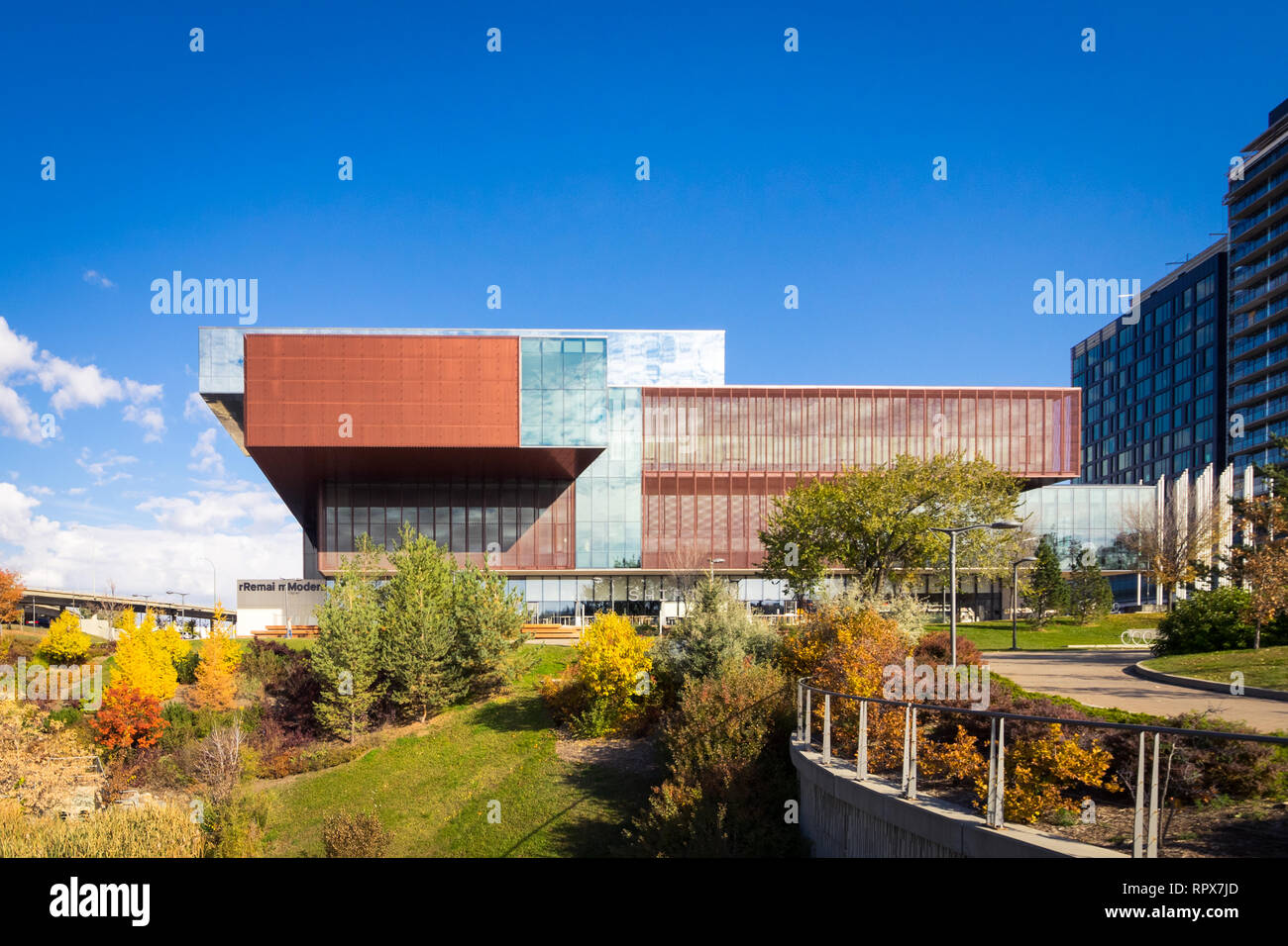 L'esterno dell'Remai Galleria di Arte Moderna in autunno. Saskatoon, Saskatchewan, Canada. Foto Stock