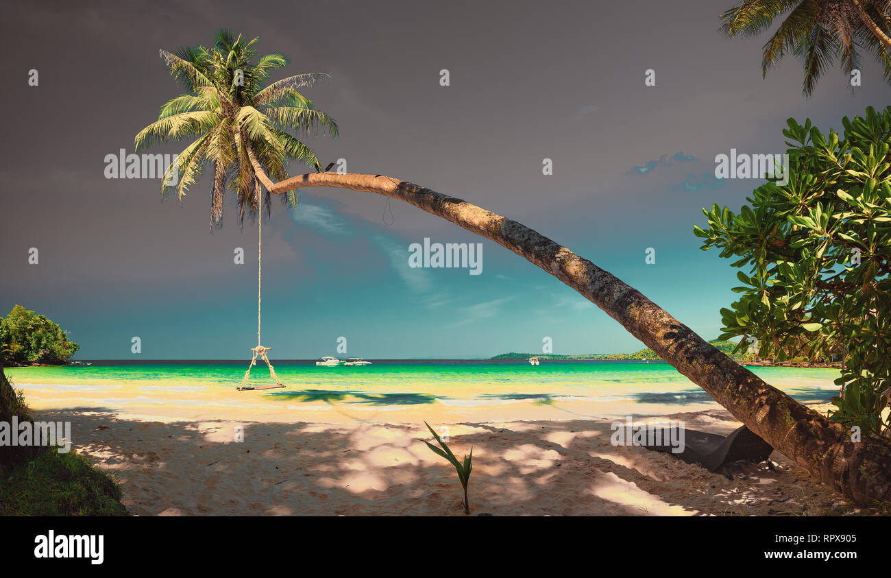 La natura del paesaggio spiaggia tropicale della Thailandia con paesaggio palm tree, mare cristallino acqua a giornata di sole Foto Stock
