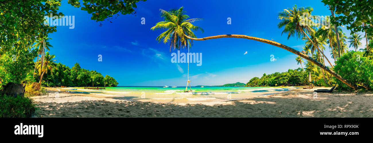 Bellissima spiaggia. Vista della bella spiaggia tropicale con palme intorno a. Vacanza e concetto di vacanza. Spiaggia tropicale. Foto Stock