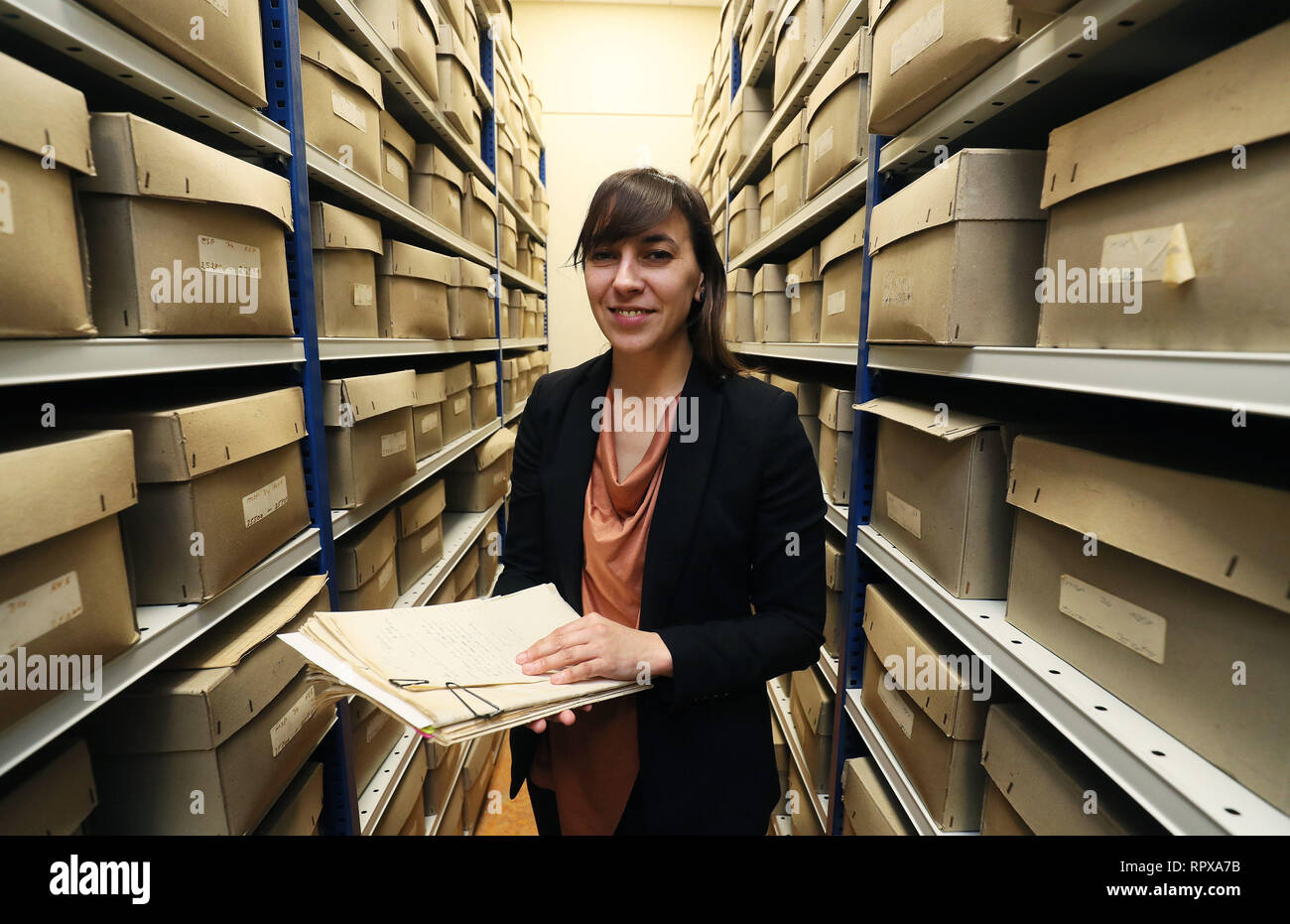 Cecile Gordon, archivista senior e direttore di progetto del servizio militare pensioni progetto, a Cathal Brugha Caserma a Dublino. Restaurato recentemente lettere dall'irlandese Guerra di Indipendenza hanno dissotterrato una dettagliata descrizione di una battaglia nella città di Londonderry. Foto Stock Cecile Gordon, archivista senior e direttore di progetto del servizio militare pensioni progetto, a Cathal Brugha Caserma a Dublino. Restaurato recentemente lettere dall'irlandese Guerra di Indipendenza hanno dissotterrato una dettagliata descrizione di una battaglia nella città di Londonderry. Foto Stock