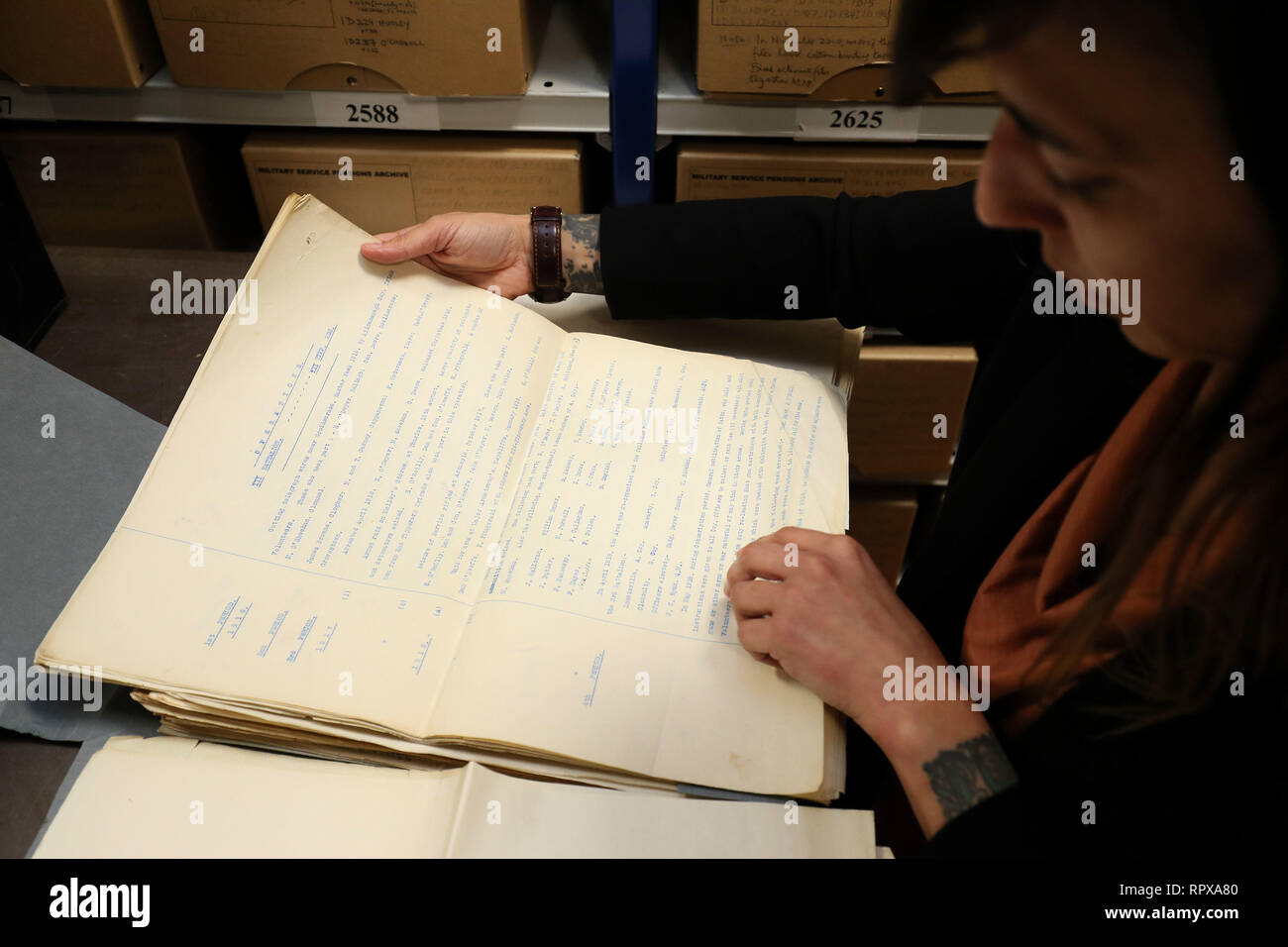 Cecile Gordon, archivista senior e direttore di progetto del servizio militare pensioni progetto, a Cathal Brugha Caserma a Dublino. Restaurato recentemente lettere dall'irlandese Guerra di Indipendenza hanno dissotterrato una dettagliata descrizione di una battaglia nella città di Londonderry. Foto Stock Cecile Gordon, archivista senior e direttore di progetto del servizio militare pensioni progetto, a Cathal Brugha Caserma a Dublino. Restaurato recentemente lettere dall'irlandese Guerra di Indipendenza hanno dissotterrato una dettagliata descrizione di una battaglia nella città di Londonderry. Foto Stock