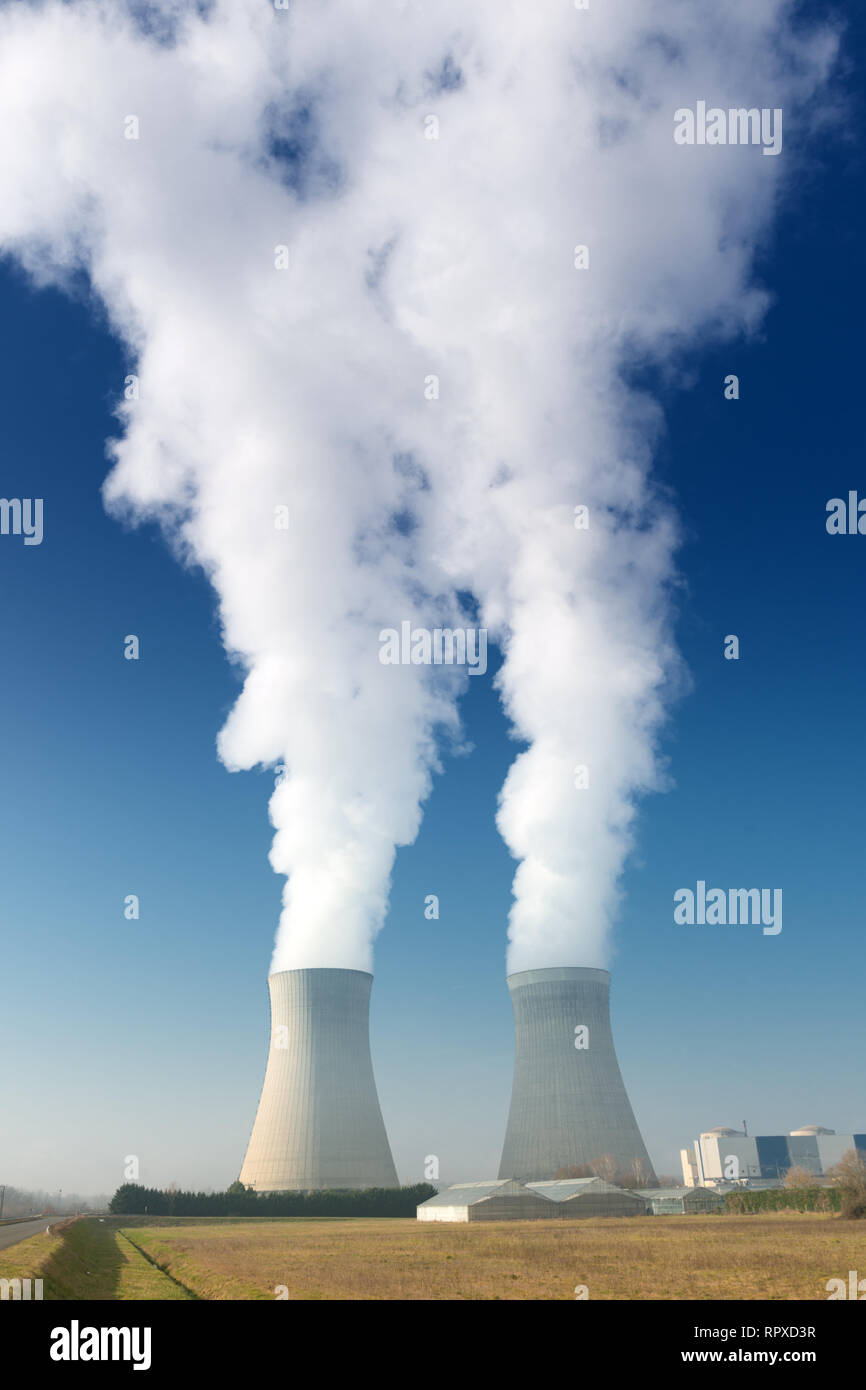 Impianto di alimentazione delle torri di raffreddamento della cottura a vapore sul cielo blu scuro dello sfondo Foto Stock