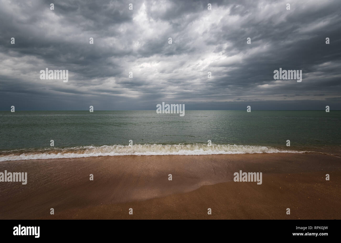 La costa di nuvoloso meteo Foto Stock