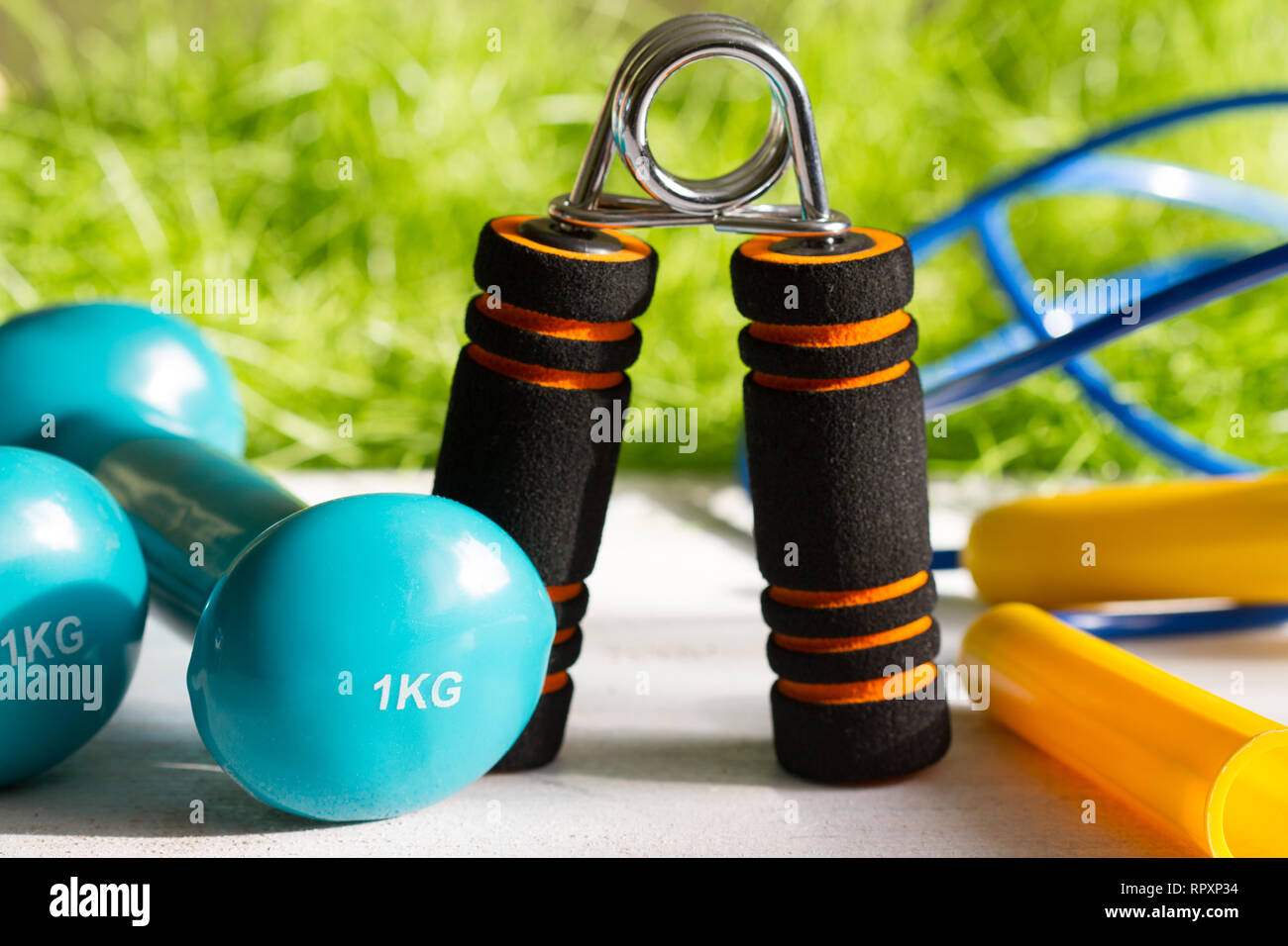 Dieta sport attivo e uno stile di vita sano concetto di primavera all'aperto con attrezzature per esercizi Foto Stock
