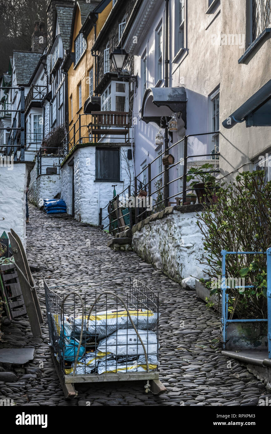 In inverno le forniture effettuate da una tradizionale slitta per i residenti in High Street a Clovelly in North Devon. Impostare in una ripida collina, slitte hanno r Foto Stock In inverno le forniture effettuate da una tradizionale slitta per i residenti in High Street a Clovelly in North Devon. Impostare in una ripida collina, slitte hanno r Foto Stock
