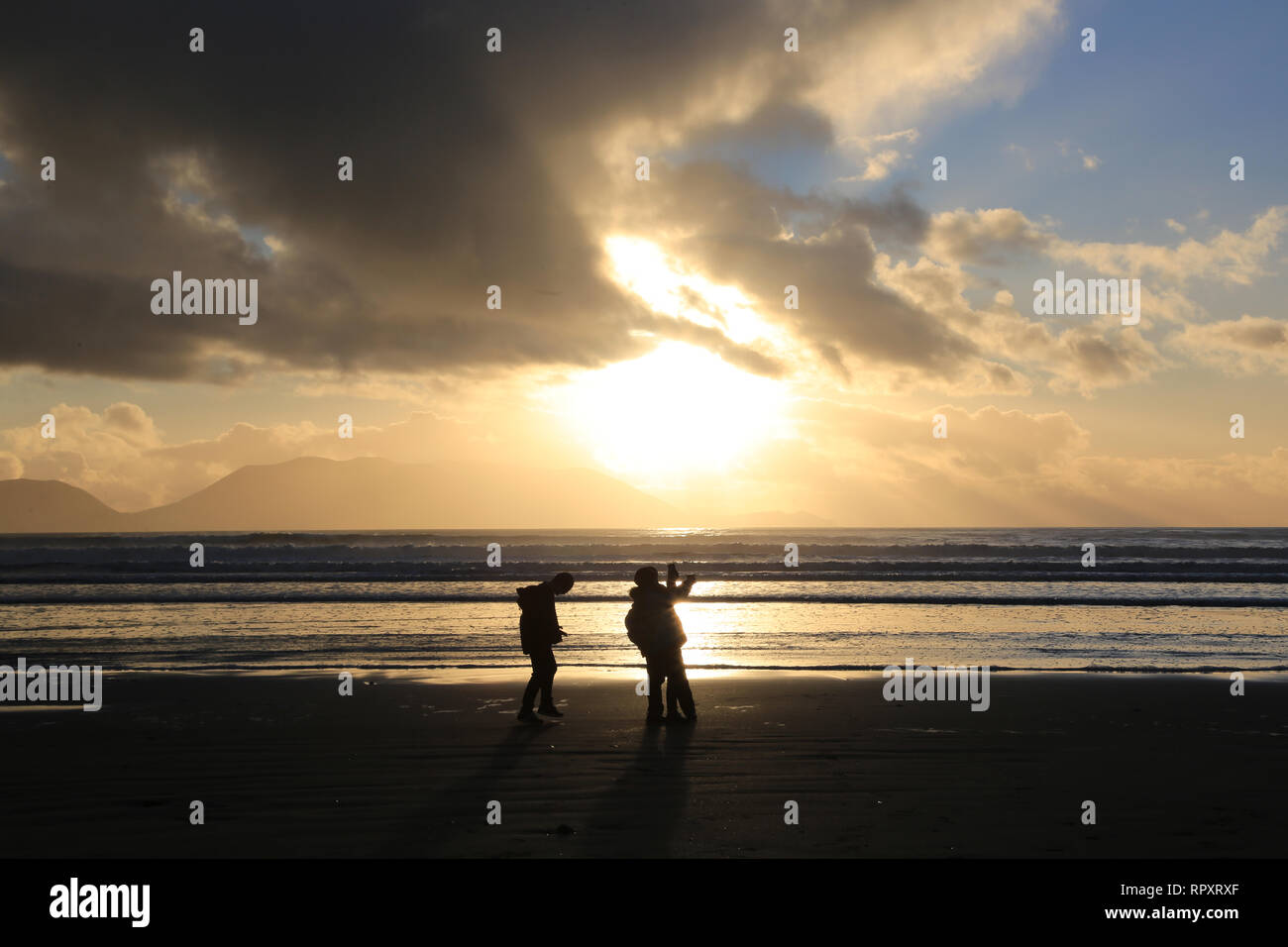 Due persone giovanili giocando sulla spiaggia su Atlantica selvaggia modo, County Kerry, Irlanda Foto Stock