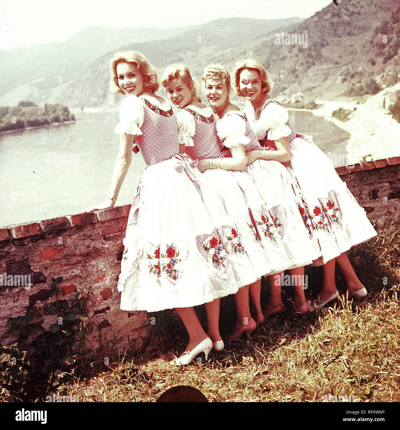 Vier Mädels aus der Wachau Austria 1957 - Franz Antel Ein eheliches und ein uneheliches weibliches Zwillingspaar werden vom Bürgermeister geschäftsTöchtigen eines Fremdenverkehrsortes in der Wachau als Touristenattraktion ausgebeutet. Als die vier sich verlieben und heiraten wollen, sieht der Bürgermeister sein Geschäft einträgliches gefährdet. v.l.n.r.:Hanni (ELLEN KESSLER), Gretl (JUTTA GÜNTHER), Christl (ISA GÜNTHER) und Franzi (ALICE KESSLER). Regie: Franz Antel Foto Stock