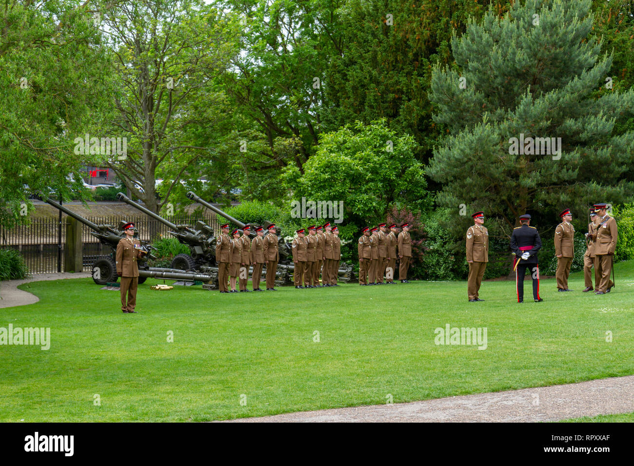 4° Reggimento della Royal Artillery hanno segnato la regina ufficiale di compleanno con un royal Salute nel Museo Giardini, città di York, UK. Foto Stock
