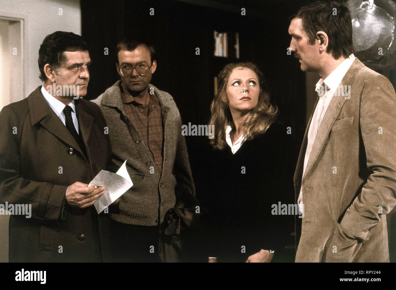 TATORT / Kein Kinderspiel - Kommissar Lutz (WERNER SCHUMACHER) und sein Kollege Wagner (FRANK STRECKER) befragen Roswitha und Reiner Wolf (ANGELIKA BENDER und KARL-HEINZ von HASSEL). 27717 / Überschrift: TATORT Foto Stock