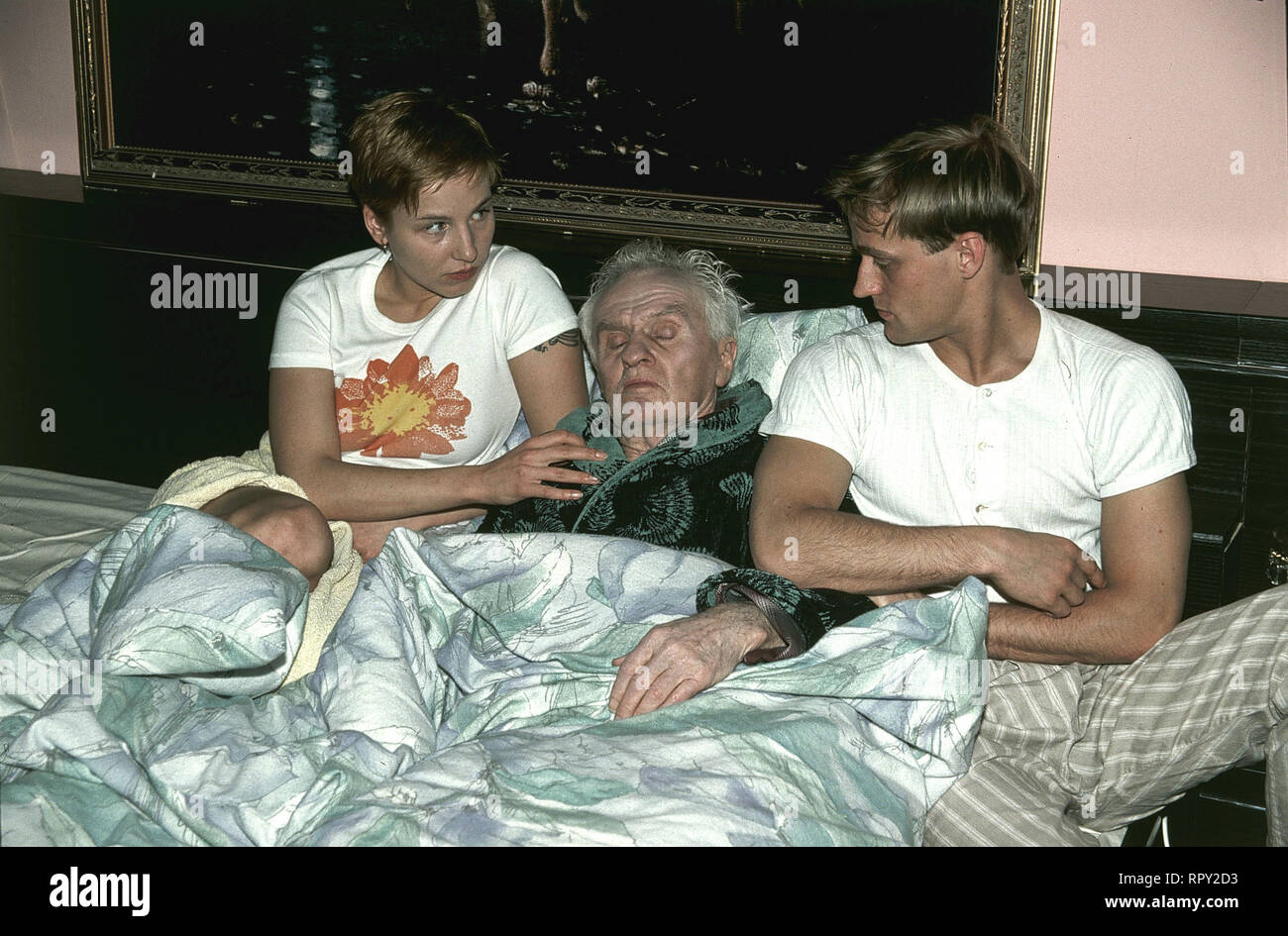 DIE SCHAMLOSEN / Deutschland 1994 / Horst Johann Sczerba Die Geschwister Freddie (Jürgen Vogel) und Rita (MERET BECKER) nehmen den alten, todkranken King (ADOLPH SPALINGER), der aus der Klinik davongelaufen ist bei sich auf. 38153 / Überschrift: DIE SCHAMLOSEN / Deutschland 1994 Foto Stock