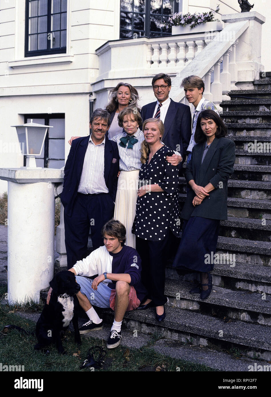 UNSERE HAGENBECKS Familienfest / Deutschland 1990 / Familie Hagenbeck: vorne - Hund 'Giac', WANJA MUES (sitzend), Peter STRIEBECK, TILLY LAUENSTEIN, HEIDEMARIE WENZEL, GIULIA FOLLINA (Mittlere Reihe), DAPHNE WAGNER, RAINER RUDOLPH und DALESCH CRISTIANA (Hintere Reihe) EM / Überschrift: UNSERE HAGENBECKS / Deutschland 1990 Foto Stock