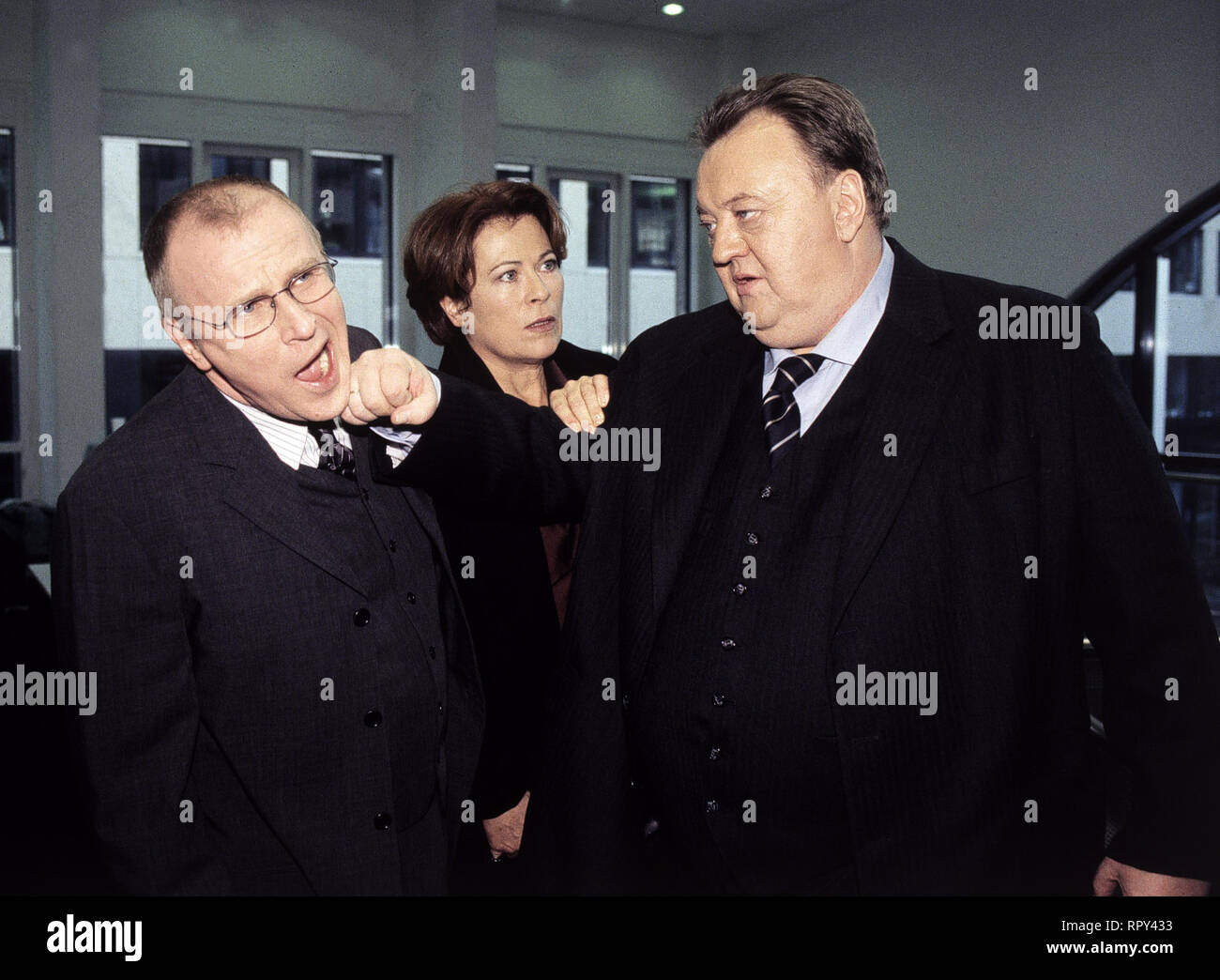 EIN VATER ZUM VERLIEBEN / D 2001 / Sigi Rothemund Richard Brosche (Dieter Pfaff) ist glücklich verheiratet, Vater einer Tochter und auf dem besten Weg, Direktor einer Versicherungsgesellschaft zu werden. Doch dann bekommt sein ärgster Konkurrent den Posten und der hat auch noch ein Verhältnis mit circuizione Frau Claudia (RITA RUSSEK). Durch seine Tochter Ina erfährt Richard zufällig, dass er eine uneheliche Tochter auf Mallorca hat. Anche Richard nimmt das Flugzeug in den Süden... Szene mit Dr. Gärtner (STEFAN VIERING). V / Überschrift: EIN VATER ZUM VERLIEBEN / D 2001 Foto Stock