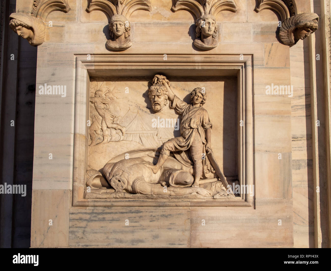 Cavaliere con una testa tagliata nelle sue mani il bassorilievo Artwork sulla parete del Duomo di Milano (Duomo) Foto Stock