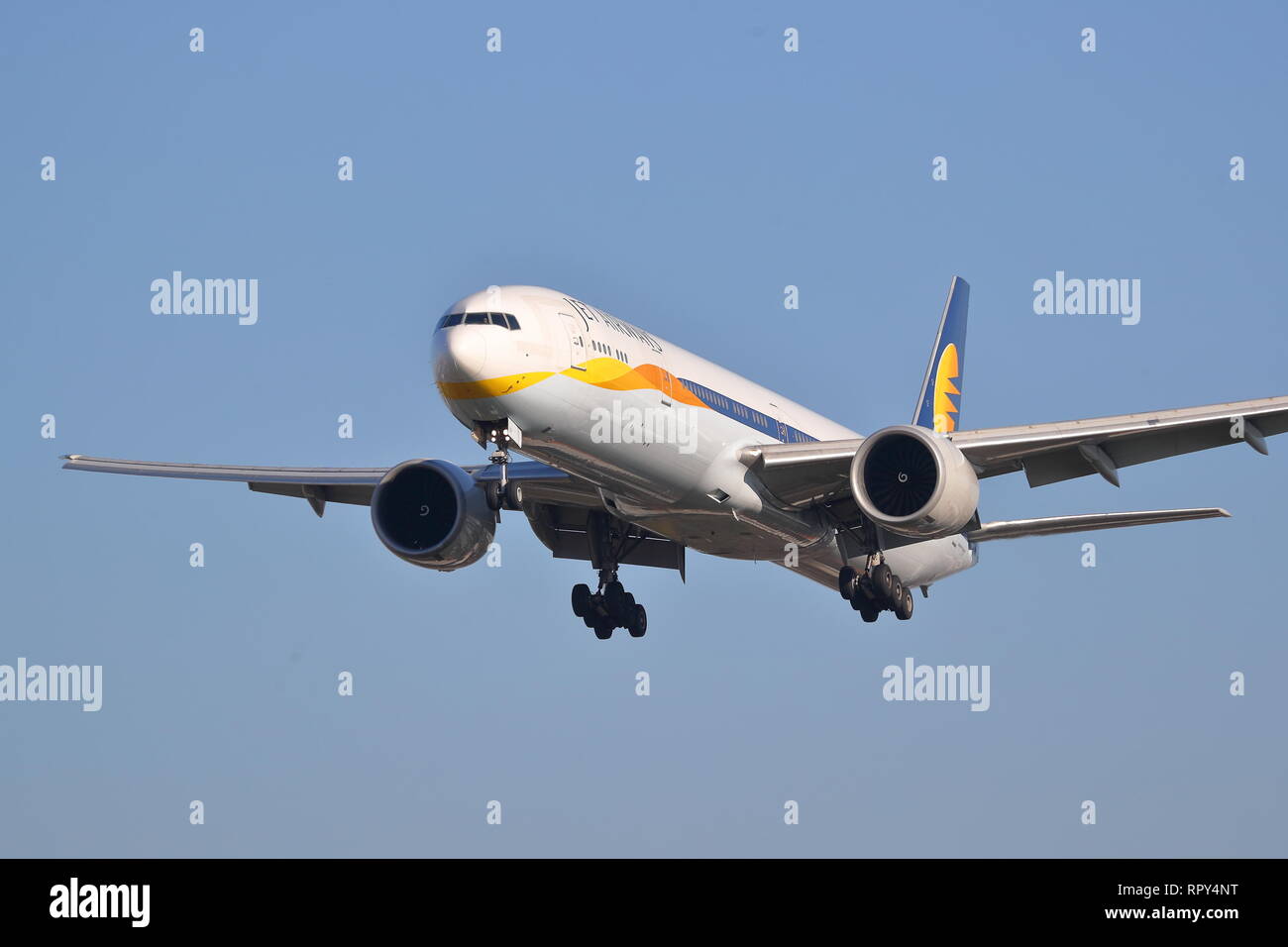 Jet Airways Boeing 777 VT-ICE atterraggio all'Aeroporto Heathrow di Londra, Regno Unito Foto Stock