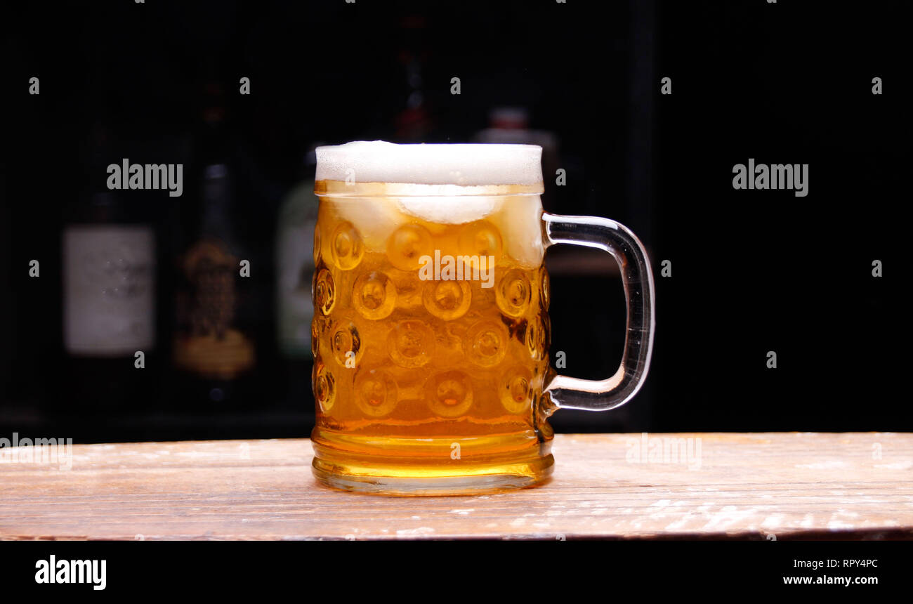 Un freddo fresco bicchiere di birra Foto Stock