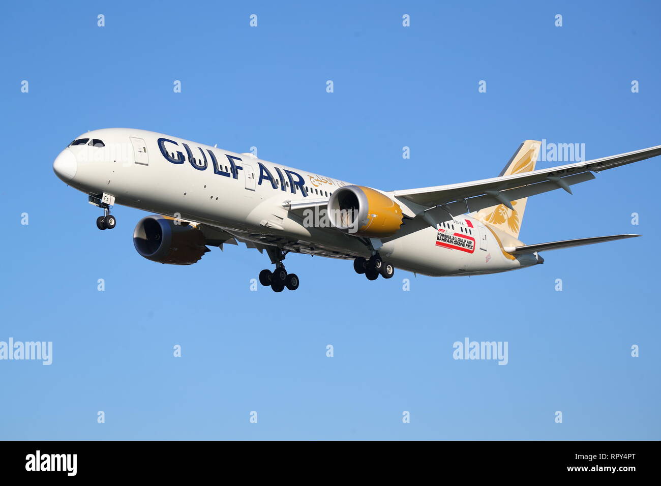 Gulf Air Boeing 787-9 A9C-fa l'atterraggio all'Aeroporto Heathrow di Londra, Regno Unito Foto Stock