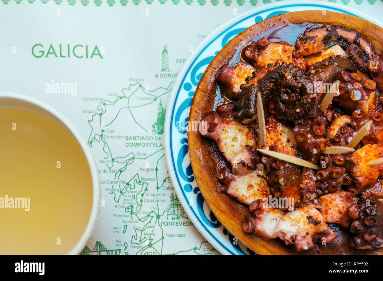 Il polpo galiziano stile con la paprika. piatto tipico con Galizia mappa Foto Stock