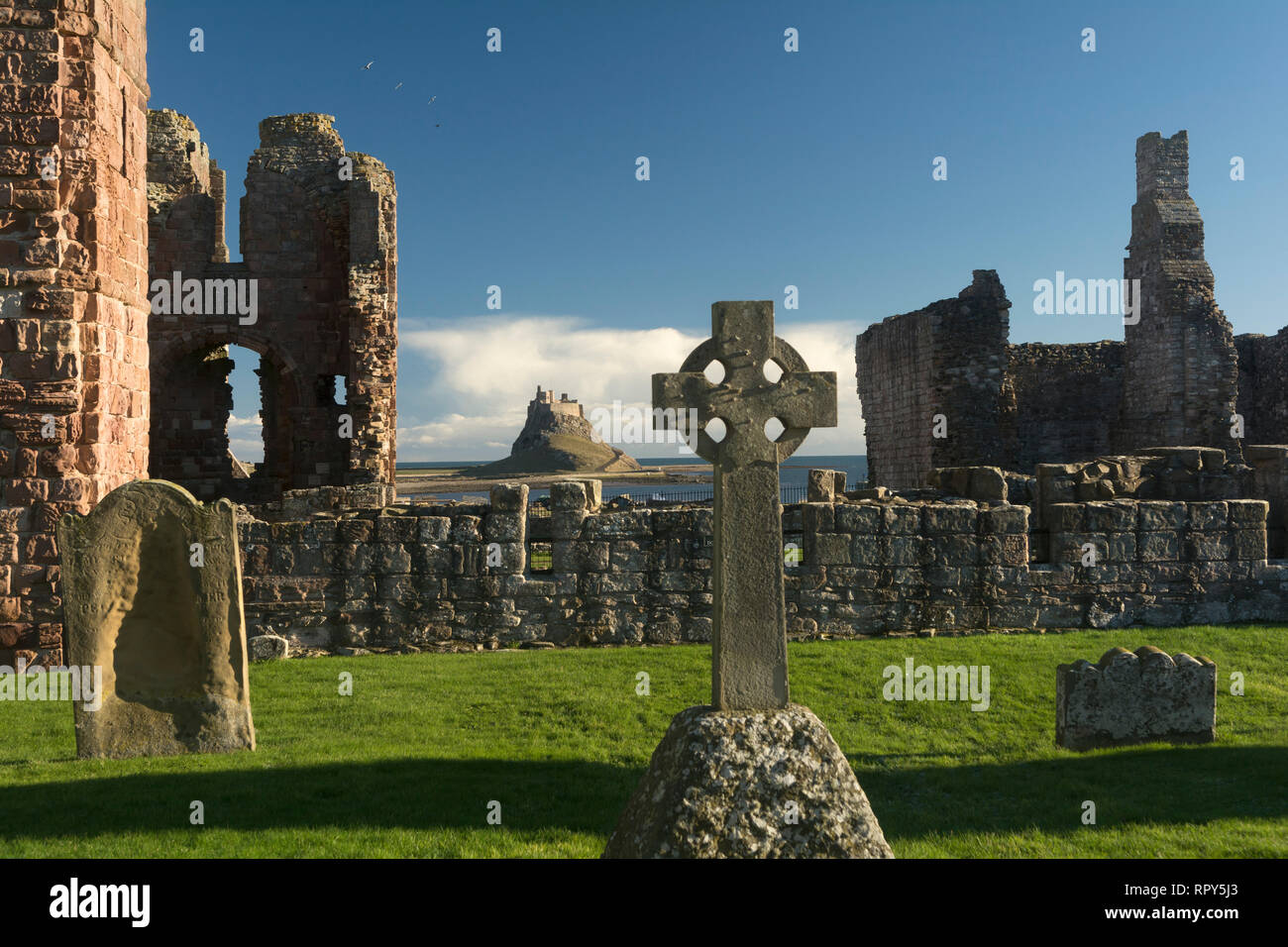 Lindisfarne Castle sull Isola Santa, visto dal Priory, Isola Santa, Northumberland, Regno Unito Foto Stock