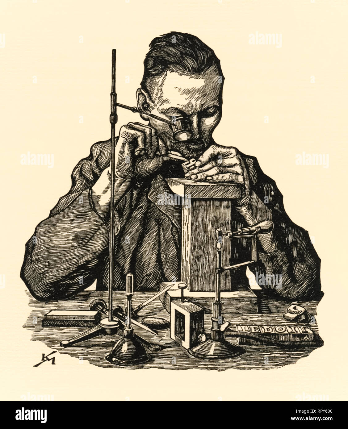 La preparazione di tipo metallico per uso in tipografia. Qui un metallo colato glyph è ispezionato una sorta di metallo utilizzando una lente di ingrandimento e la sbavatura del viso con un attrezzo. Xilografia da Karl Mahr (1890-1945). Foto Stock