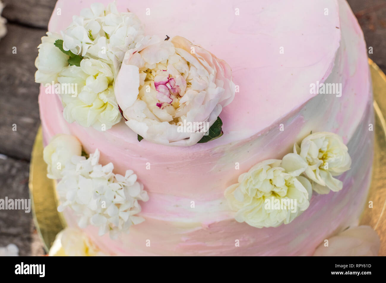 Processo di decorazioni di big pink torta nuziale con fiori Foto Stock