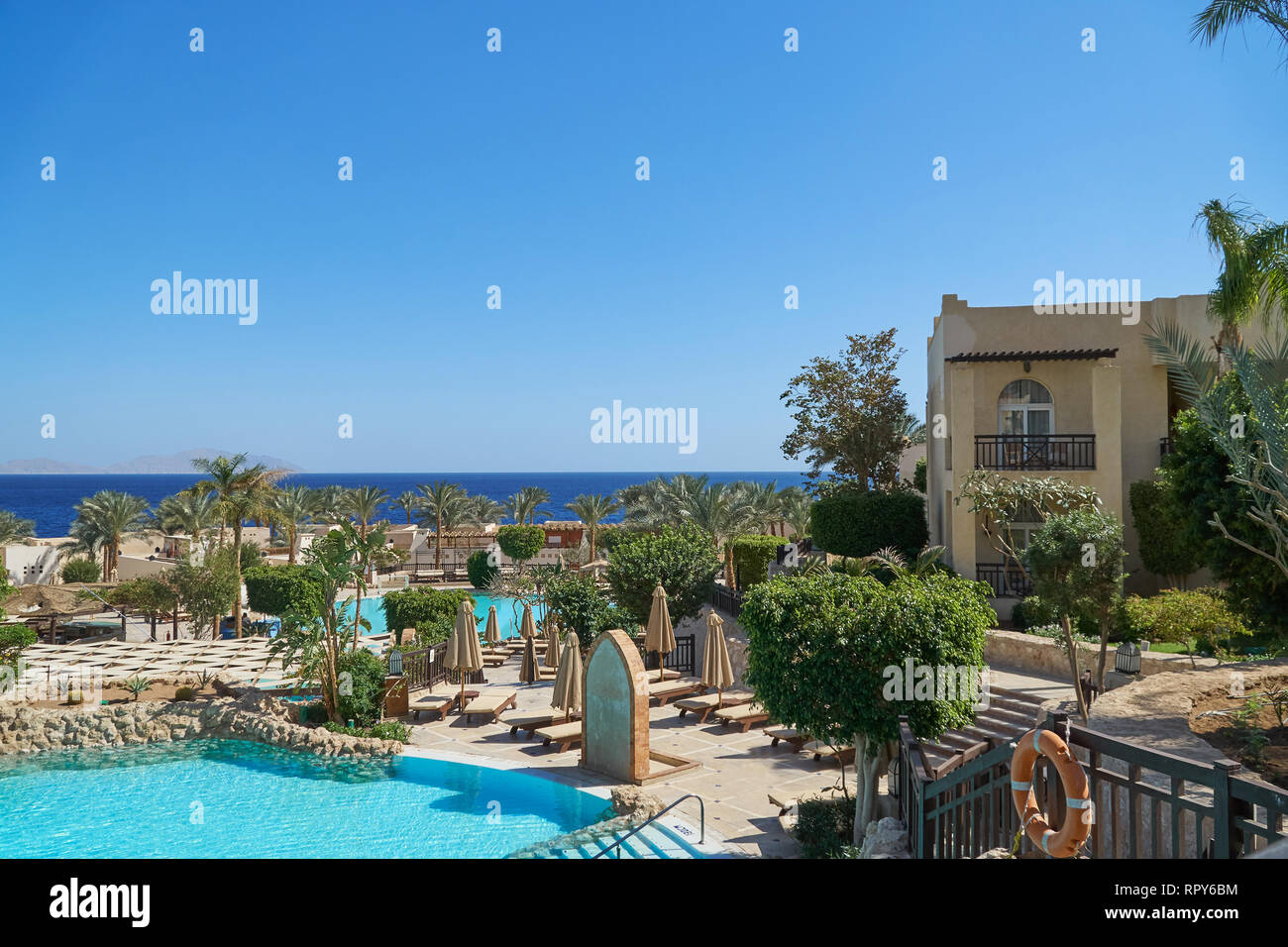 Sharm El Sheikh, Egitto - Febbraio 9, 2019: a cinque stelle Il Grand Hotel con palme e piscina in estate Foto Stock