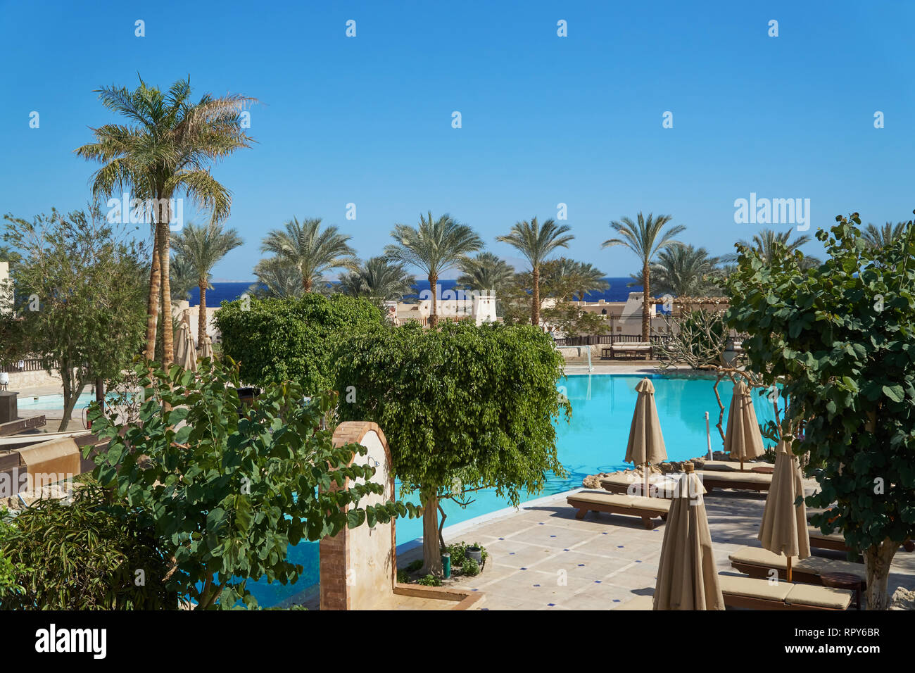 Sharm El Sheikh, Egitto - Febbraio 9, 2019: a cinque stelle Il Grand Hotel con palme e piscina in estate Foto Stock
